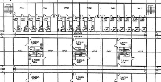 XXXI. Κάτοψη μέρους της πτέρυγας με τα κελιά  των τουρκικών φυλακών τύπου F. Διακρίνεται η διαρρύθμιση των ατομικών κελιών, των κελιών των τριών ατόμων, των προαυλίων τους και των διαδρόμων.