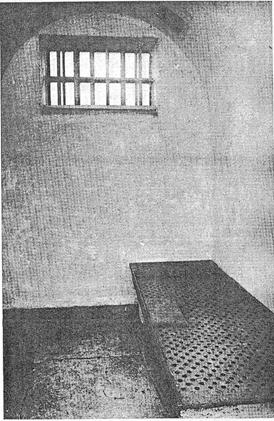 ΧΧΧIX. Το εσωτερικό ενός κελιού της μικρής Φυλακής του Northleach, του William Blackburn. Το τυπικό κελί για τον εγκλεισμό των κρατούμενων τη νύχτα που σχεδίαζε ο Blackburn ήταν θολωτό, ασβεστωμένο άσπρο, δεν περιείχε τίποτα ξύλινο και είχε διαστάσεις από 2,7 επί 2,5   μέτρα έως 2,2 επί 1,8 μέτρα. Το μοναδικό του εξάρτημα ήταν το κρεβάτι.